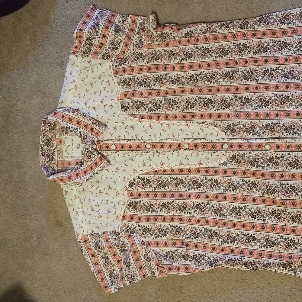 Short sleeve adorable Western shirt. Size L. Levi's Red Tab.